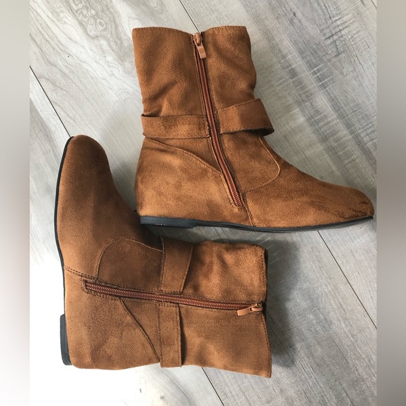 NWOT: Women's Lightweight Flat Boots w/ Round Toe - Picture 2 of 4